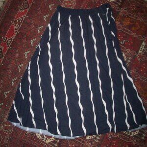 ANN TAYLOR Navy Stripe PULL ON A LINE SKIRT SZ M Clingy Full Sweep Polyester Mid